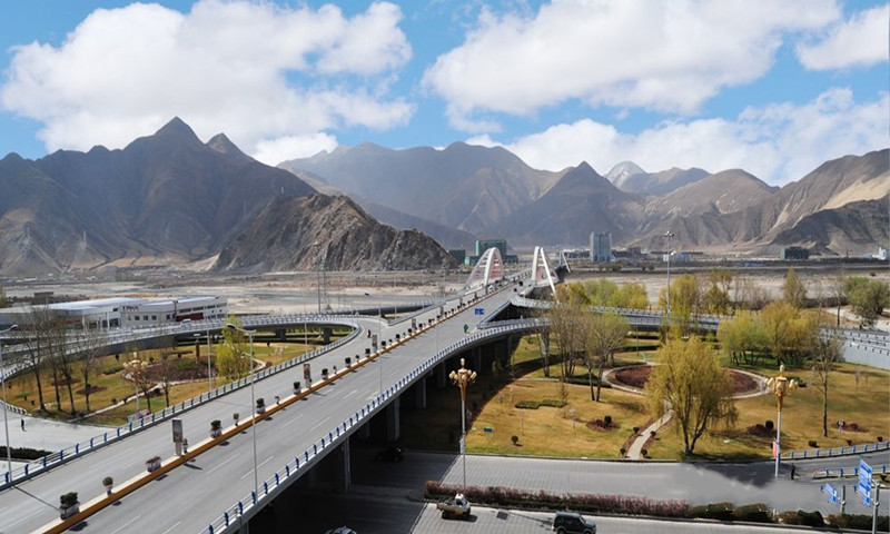 Tibetan-railway-joins-key-bridge-on-Yarlung-Zangbo-River