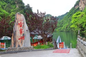 Baofeng-Lake-in-Wulingyuan-District-Zhangjiajie-13