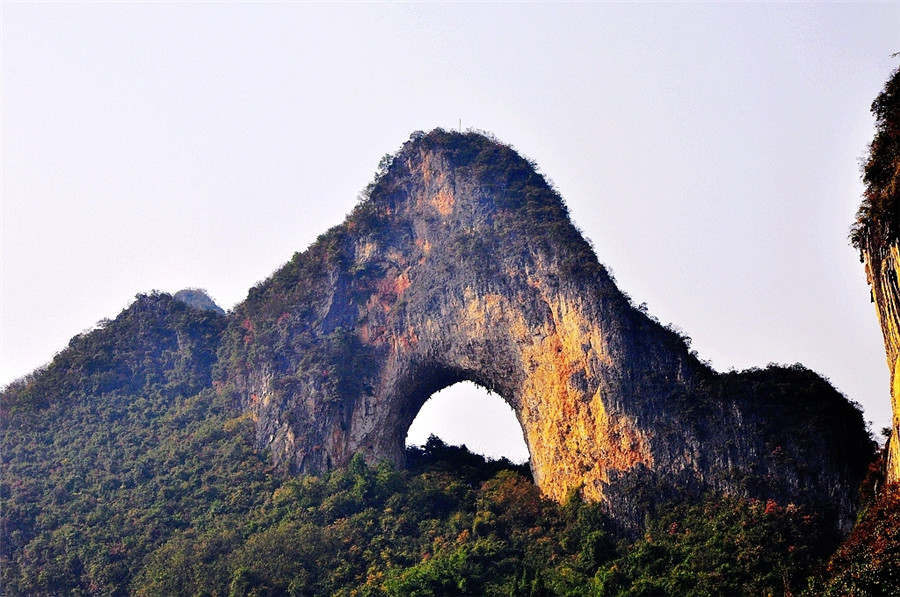 Moon-Hill-in-Yangshuo-County-Guilin-04