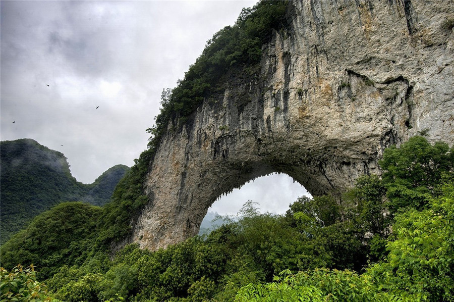 Moon-Hill-in-Yangshuo-County-Guilin-05