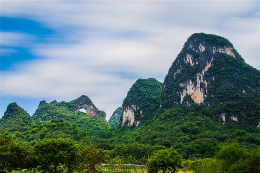 Moon-Hill-in-Yangshuo-County-Guilin-07