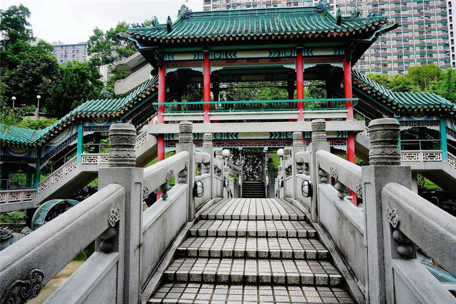 Wong-Tai-Sin-Temple-in-Hong-Kong-01