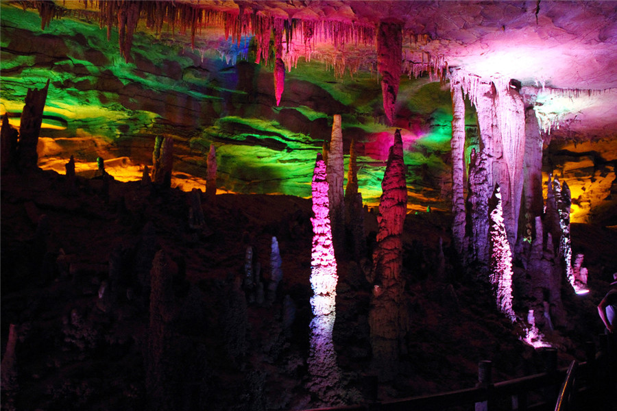 Yellow-Dragon-Cave-in-Wulingyuan-District-Zhangjiajie-02