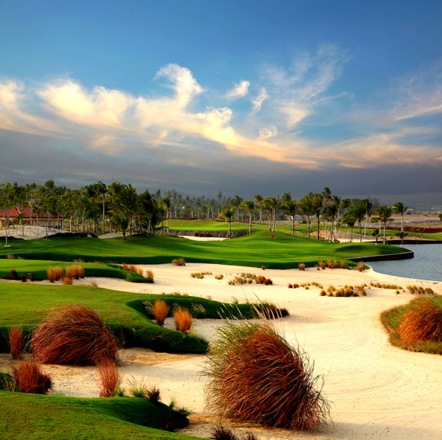 Jian Lake Blue Bay Golf Club in Lingshui, Hainan (6)