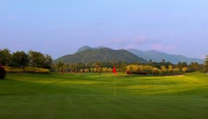 Jian Lake Blue Bay Golf Club in Lingshui, Hainan (7)