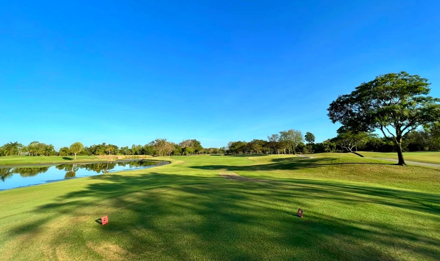 Lotus Valley Golf Resort in Chachoengsao, Thailand (14)