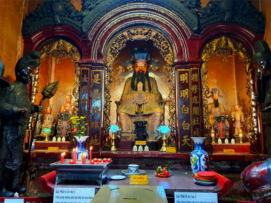 Jade Emperor Pagoda in Ho Chi Minh City, Vietnam (4)