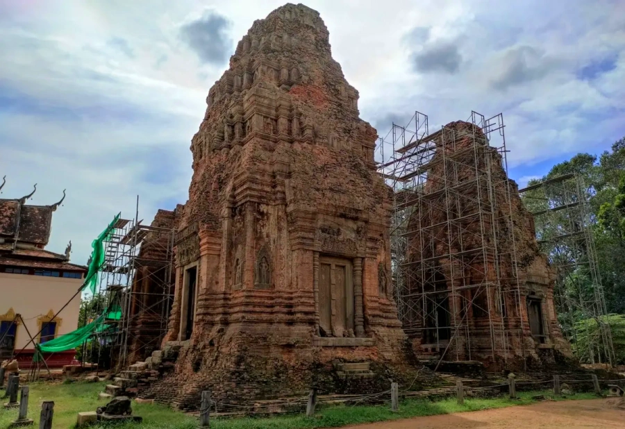 Lolei Temple of Roluos Temples in Siem Reap, Cambodia (1)