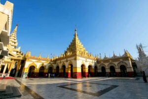 Mahamuni Pagoda in Mandalay, Myanmar (2)