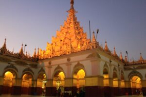 Mahamuni Pagoda in Mandalay, Myanmar (4)