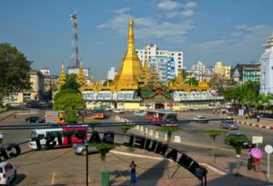 Sule Pagoda in Yangon, Myanmar (10)