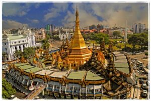 Sule Pagoda in Yangon, Myanmar (3)