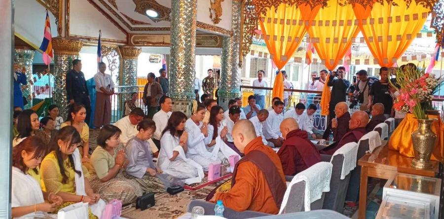 Sule Pagoda in Yangon, Myanmar (4)