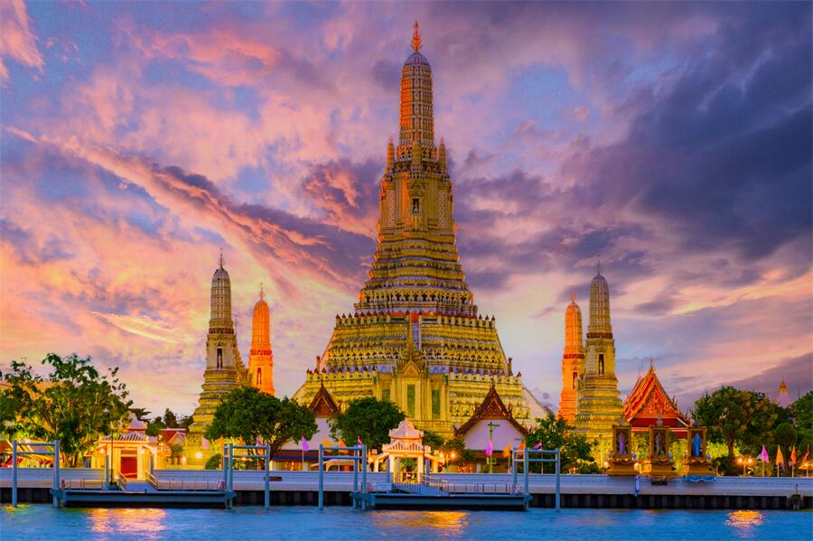 Wat Arun in Bangkok, Thailand (4)