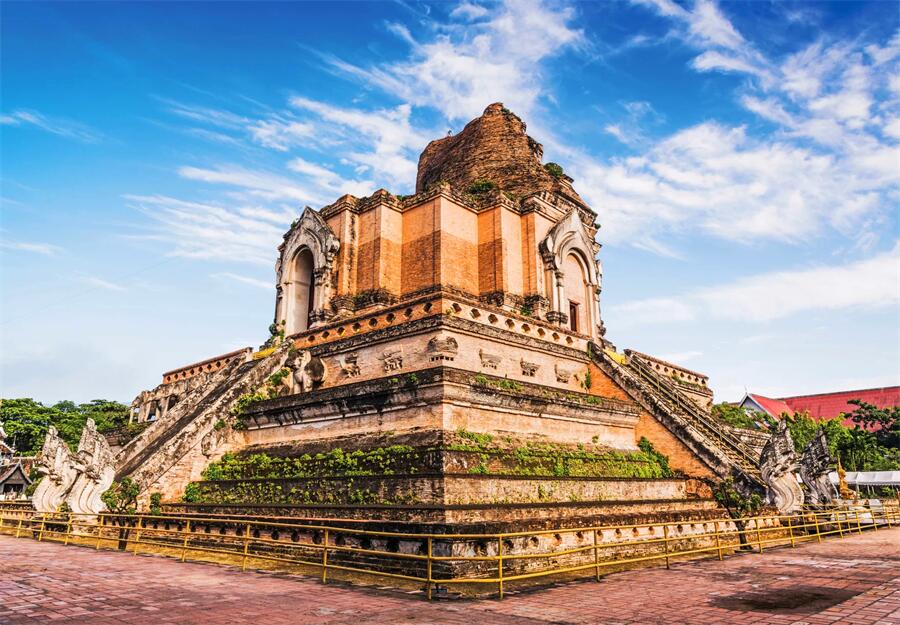 Wat Chedi Luang in Chiang Mai, Thailand (4)