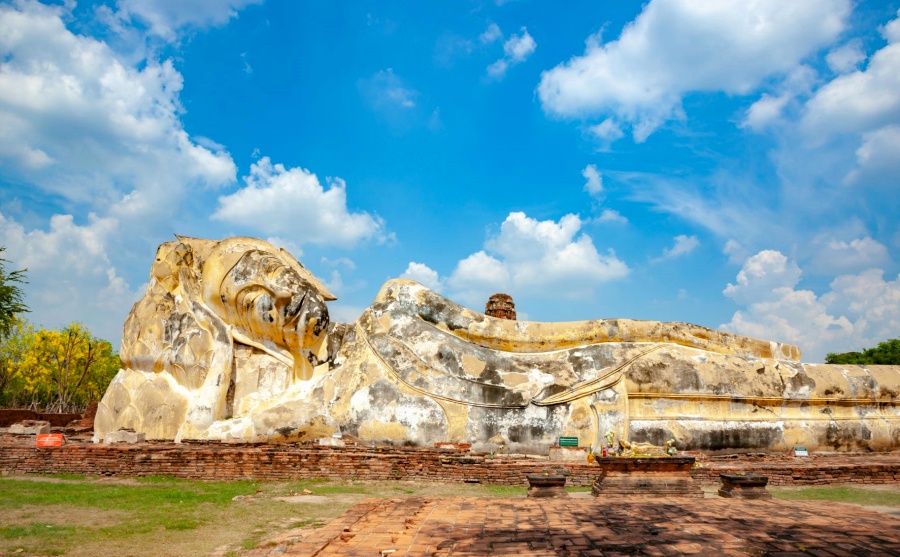 Wat Lokayasutharam in Ayutthaya, Thailand